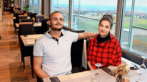 54 Im Restaurant .